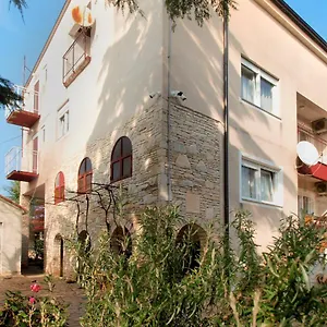 apartments-mira-1804.pula-hotels.org/
